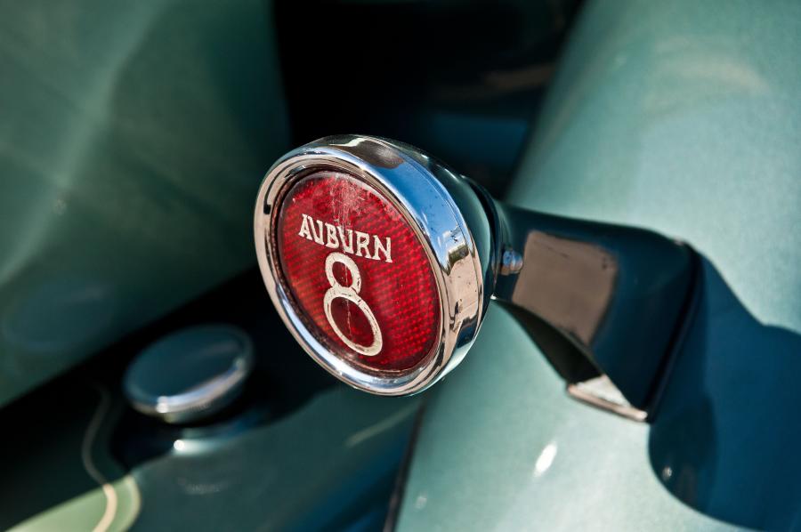 Детали экстерьера Auburn 8-105 Salon Dual Ratio Convertible Sedan 1933 года  (фото 37 из 48)